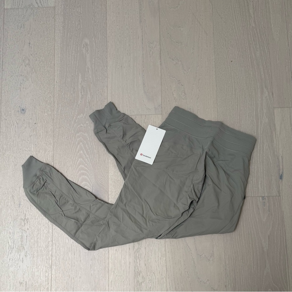 NWT Lululemon Athletica Dance Studio Mid-Rise Jogger Size 2 - Picture 6 of 6